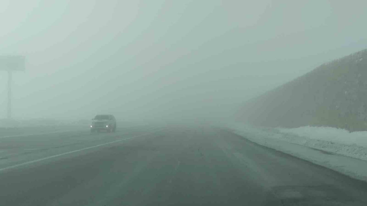 VAN-ÖZALP KARA YOLUNDA SABAH SAATLERİNDE ETKİLİ OLAN YOĞUN SİS, GÖRÜŞ MESAFESİNİ 30 METREYE KADAR...
