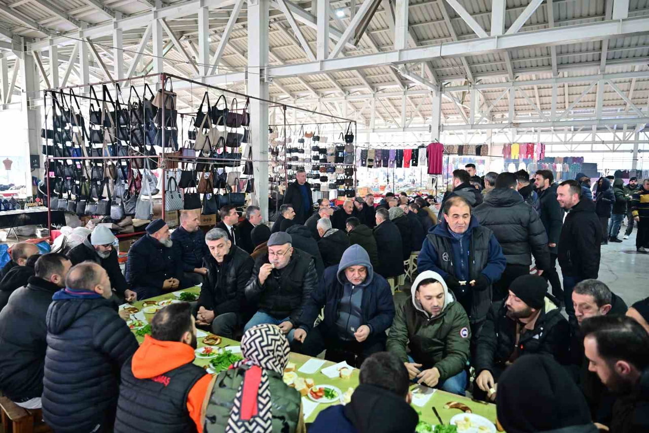 VATANDAŞ VE ESNAFLA HER FIRSATTA BİR ARAYA GELMEYE ÖZEN GÖSTEREN YILDIRIM BELEDİYE BAŞKANI OKTAY...
