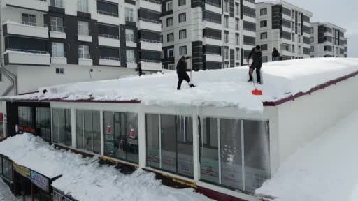 Vatandaşlar zarar görmesin diye çatılarda temizlik mesaisi başladı