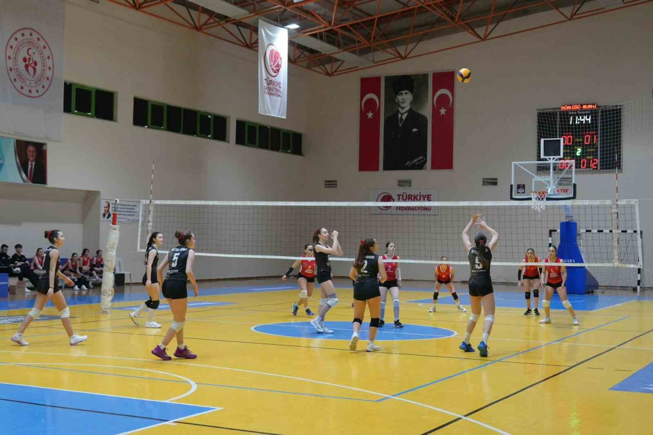 VOLEYBOL OYNADILAR