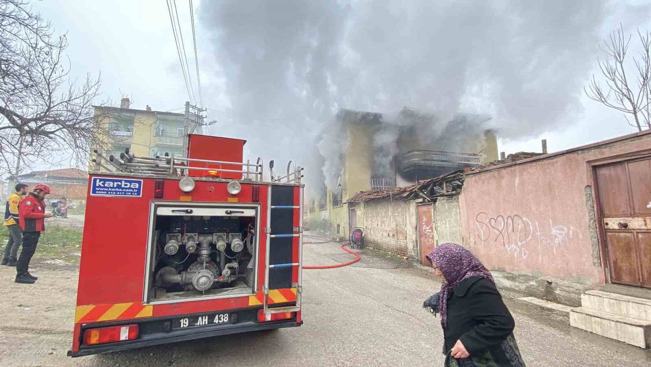 YABANCI UYRUKLU BİR AİLENİN İKAMET ETTİĞİ EVDE HENÜZ BELİRLENEMEYEN BİR NEDENLE YANGIN ÇIKTI....
