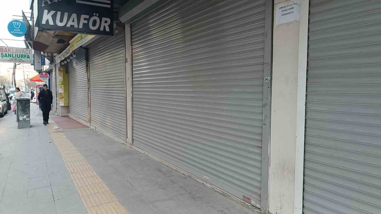 YAKLAŞIK 5 SAATTİR DEVAM EDEN KESİNTİDEN DOLAYI ESNAF İŞ YERLERİNİ AÇAMADI.