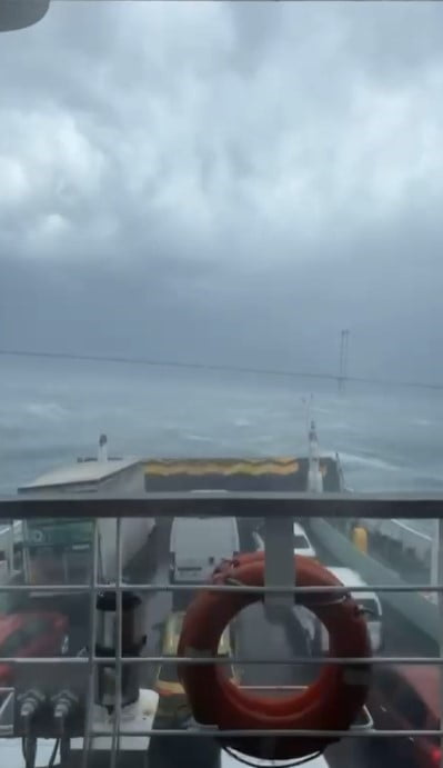 YALOVA'DA TOPÇULAR'DAN 11.20'DE ESKİHİSAR'A GİTMEK İÇİN YOLA ÇIKAN ARABALI FERİBOT, FIRTINAYA...