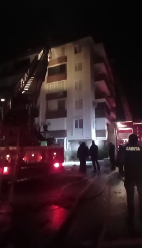 YALOVA’DA 5 KATLI BİNANIN ÇATI KATINDA YAKILAN MANGALDAN DOLAYI ÇIKAN YANGIN İTFAİYE EKİPLERİ...