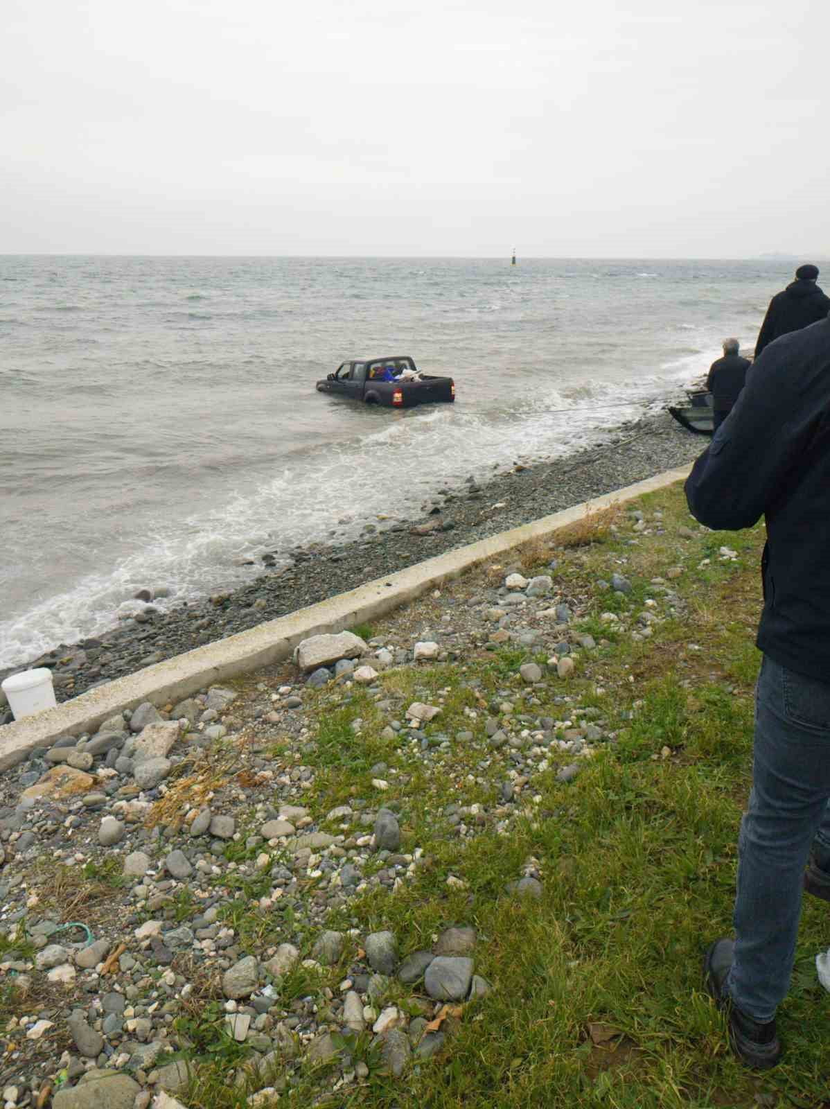 YALOVA’NIN ÇINARCIK İLÇESİNDE SÜRÜCÜSÜNÜN DİREKSİYON HAKİMİYETİNİ KAYBETTİĞİ PİKAP YOLDAN ÇIKARAK...