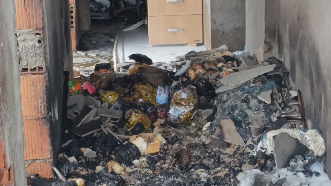 YANGINDA KİLER İÇERİSİNDE BULUNAN ÇOK SAYIDA ZEYTİN BİDONU, KIŞLIK YİYECEK MALZEMELERİ VE KIŞLIK...