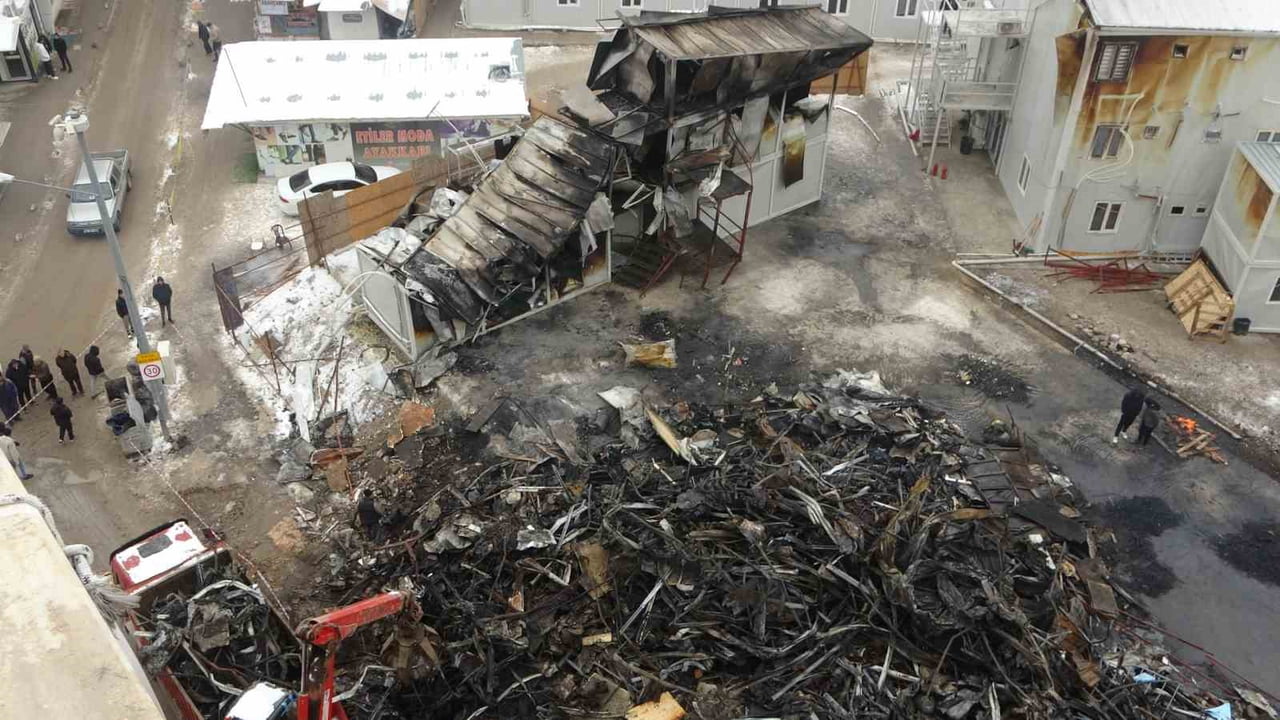 YANGININ YOL AÇTIĞI ZARAR GÜNDÜZ SAATLERİNDE GÖRÜNTÜLENDİ.