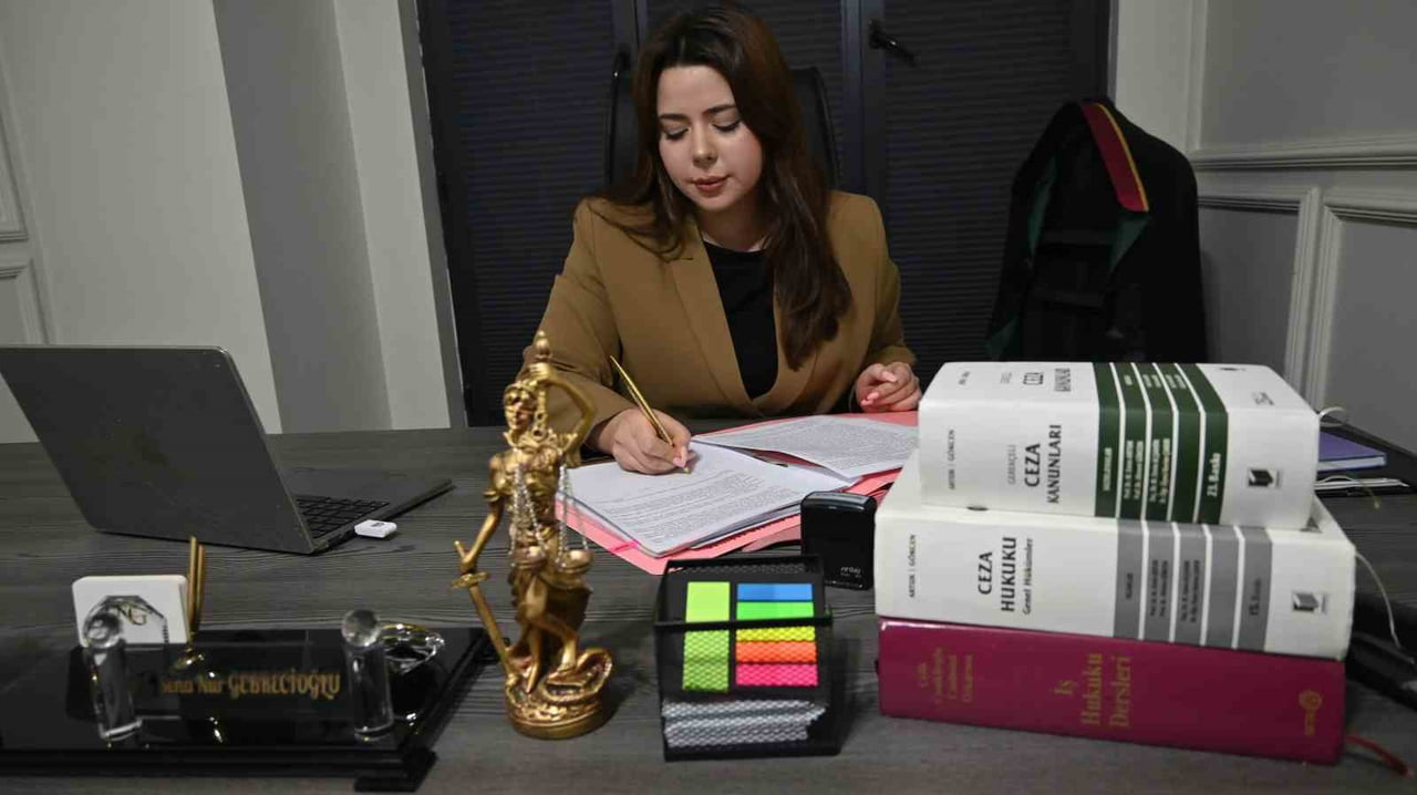 YAPAY ZEKÂNIN HUKUK SEKTÖRÜNDEKİ ETKİLERİ VE BERABERİNDE GETİRDİĞİ RİSKLER TARTIŞILMAYA DEVAM...