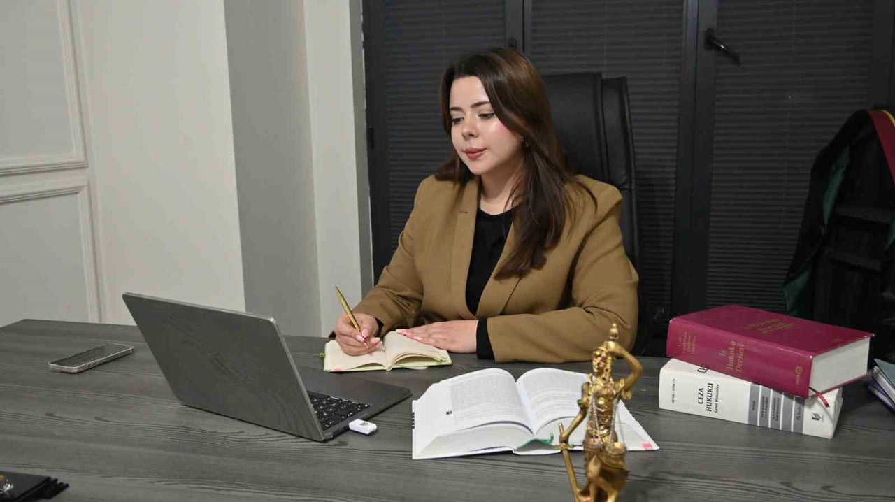 YAPAY ZEKÂNIN HUKUK SEKTÖRÜNDEKİ ETKİLERİ VE BERABERİNDE GETİRDİĞİ RİSKLER TARTIŞILMAYA DEVAM...