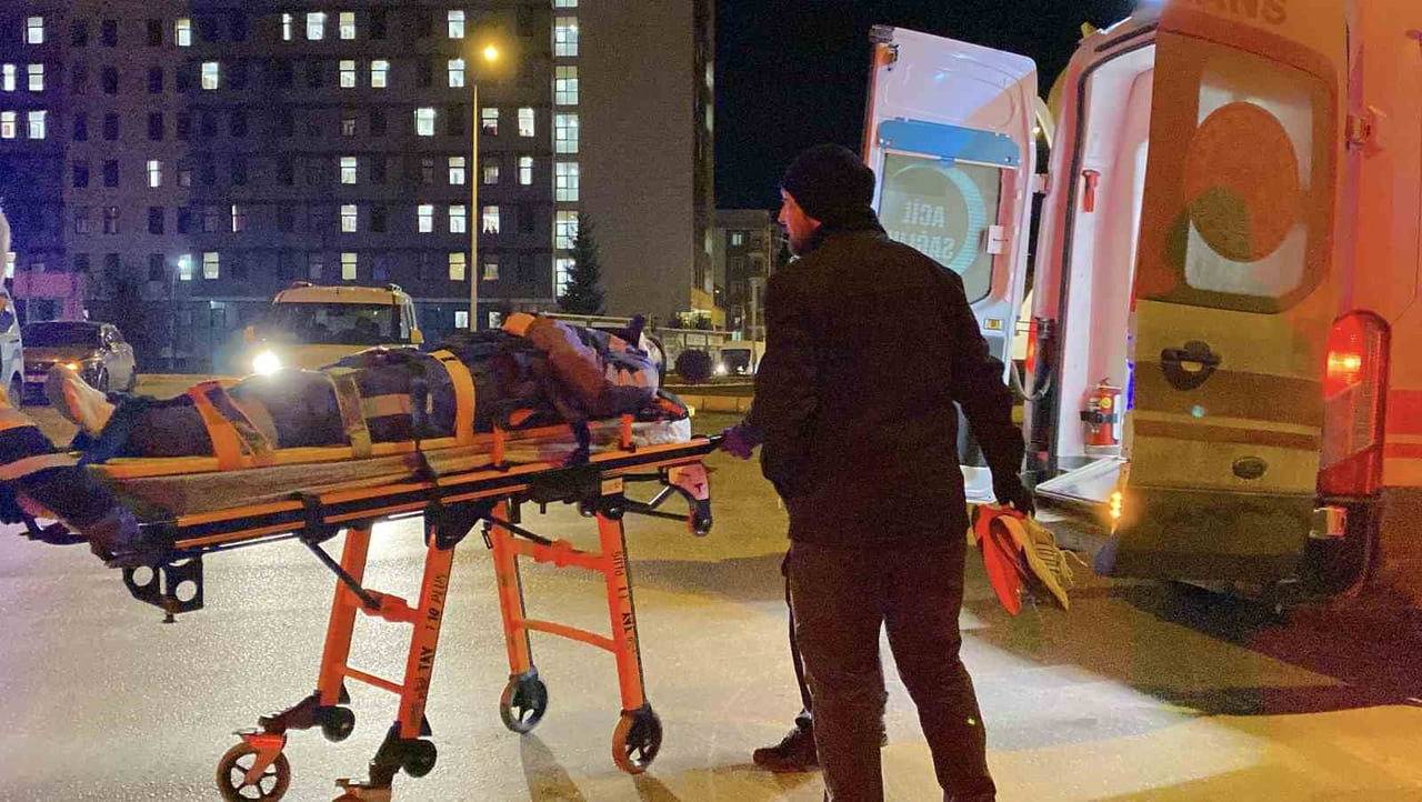 YARALIYA SAĞLIK EKİPLERİNİN MÜDAHALESİ