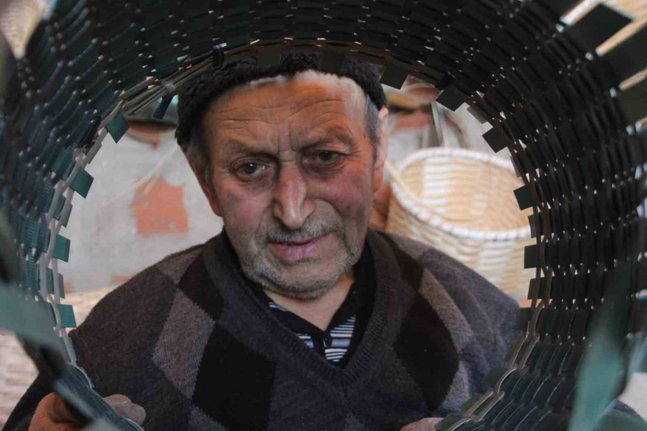 YAŞI İLERLEYİNCE İNŞAATTA ÇALIŞAMAYAN ATASEVER, ŞİMDİ İSE EVİNİN YANINA KURDUĞU ATÖLYEDE PLASTİK...