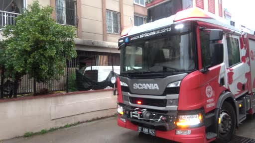 Yaşlı adamı komşuları evden çıkardı, yangın ucuz atlatıldı