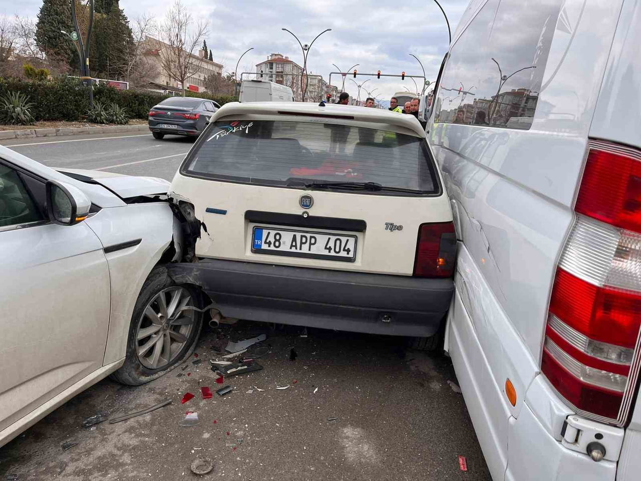 YATAĞAN’DAKİ KAZADA ÜÇ ARAÇ HASAR GÖRDÜ