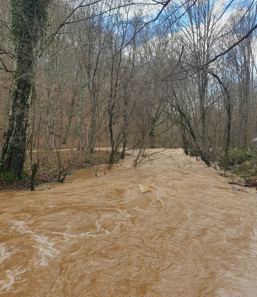 YAZ AYLARINDA KURAKLIK NEDENİYLE TAMAMEN KURUMA NOKTASINA GELEN KARAPINAR ŞELALESİ, ETKİLİ OLAN...