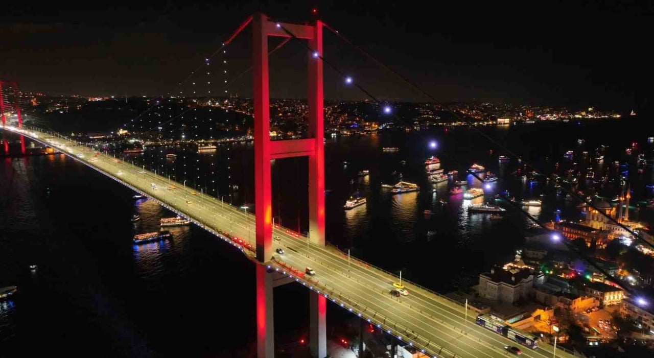 YENİ YILIN İLK DAKİKALARINDA 15 TEMMUZ ŞEHİTLER KÖPRÜSÜ’NDEKİ HAVAİ FİŞEKLİ KUTLAMA VE...