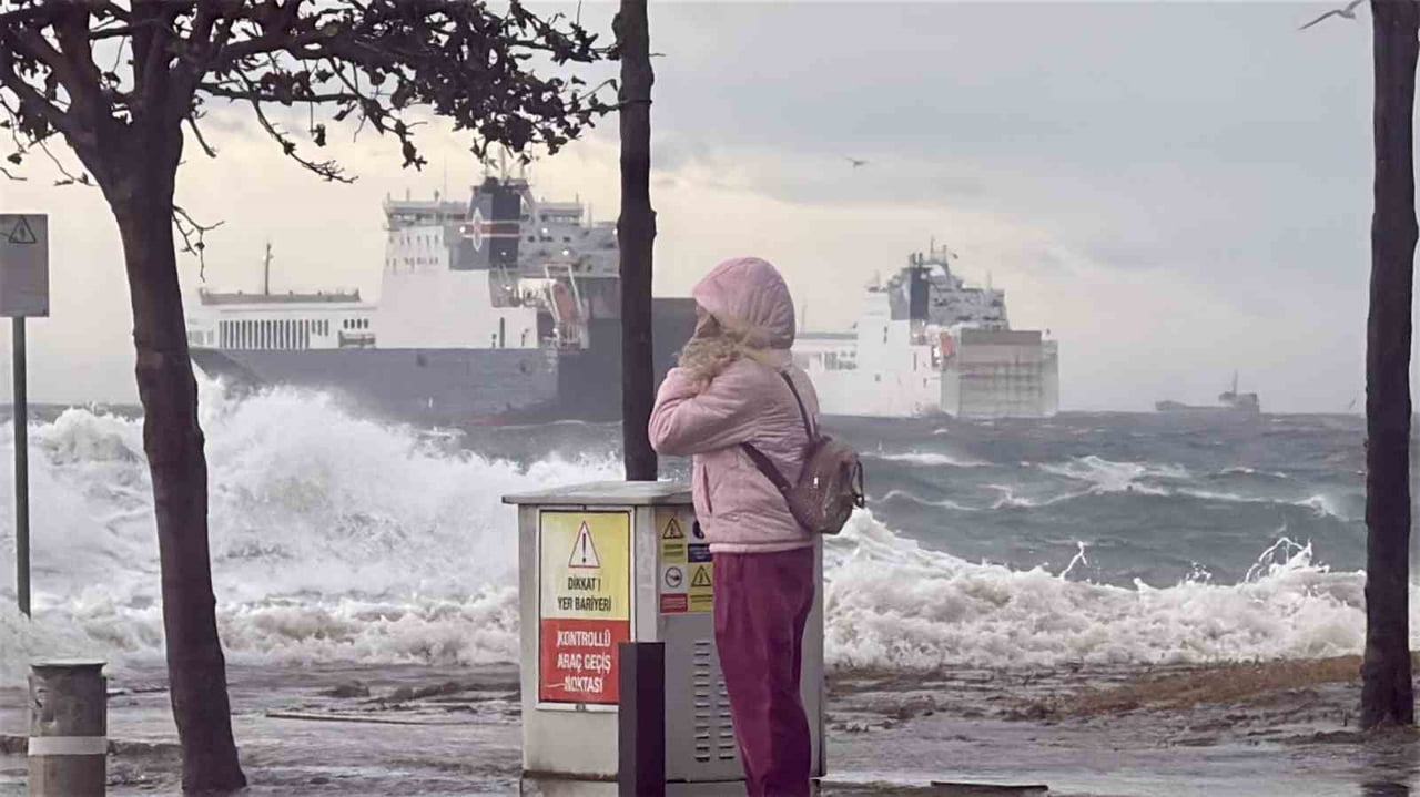 YENİKAPI'DA ETKİLİ OLAN LODOS NEDENİYLE ADETA DENİZLE KARA BİRLEŞTİ.