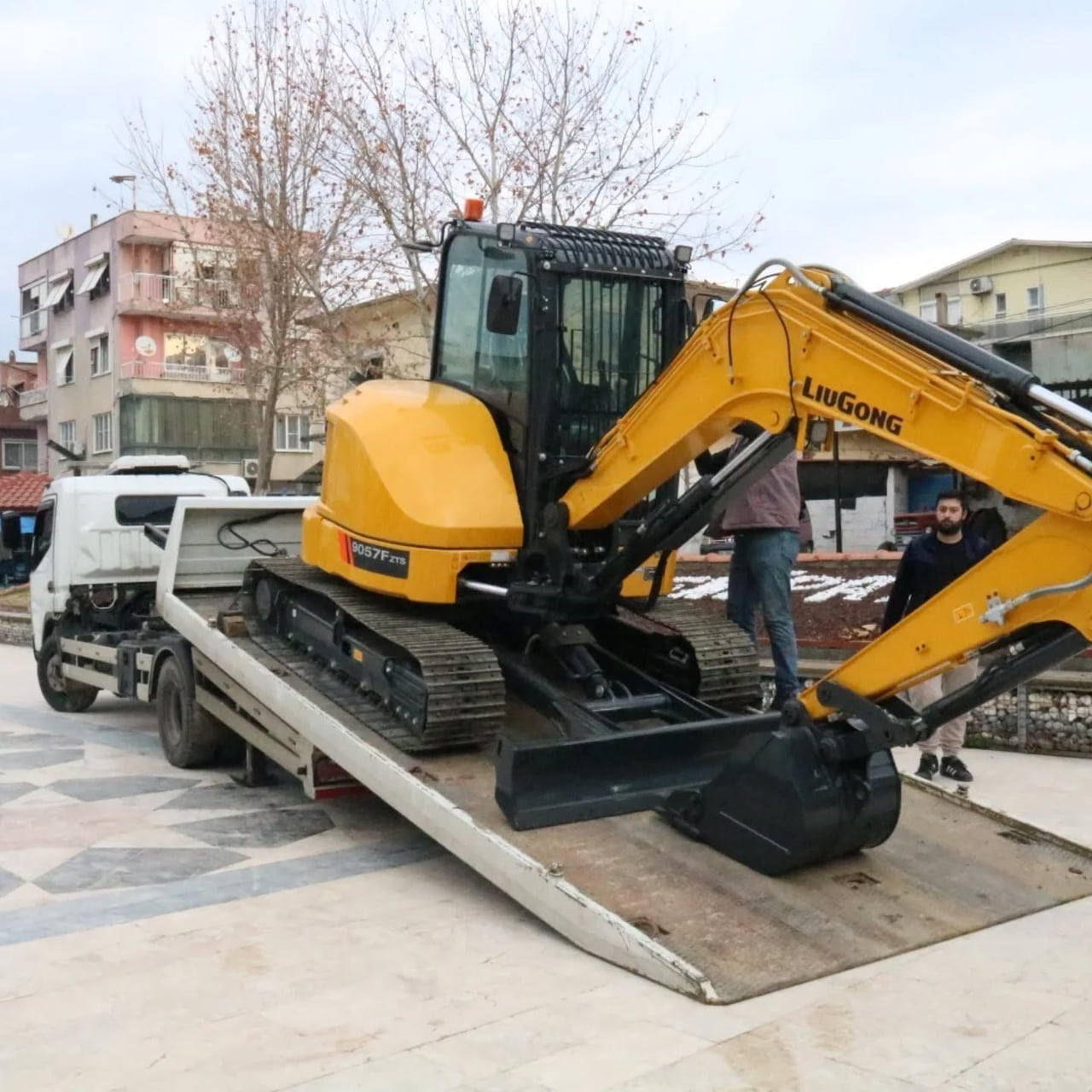 YENİPAZAR BELEDİYESİ’NİN ARAÇ FİLOSUNA KAZANDIRILAN 6 TONLUK EKSKAVATÖRÜN, İLÇEDEKİ HİZMET...