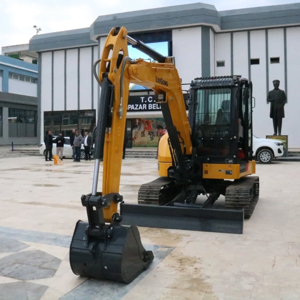 YENİPAZAR BELEDİYESİ’NİN ARAÇ FİLOSUNA KAZANDIRILAN 6 TONLUK EKSKAVATÖRÜN, İLÇEDEKİ HİZMET...