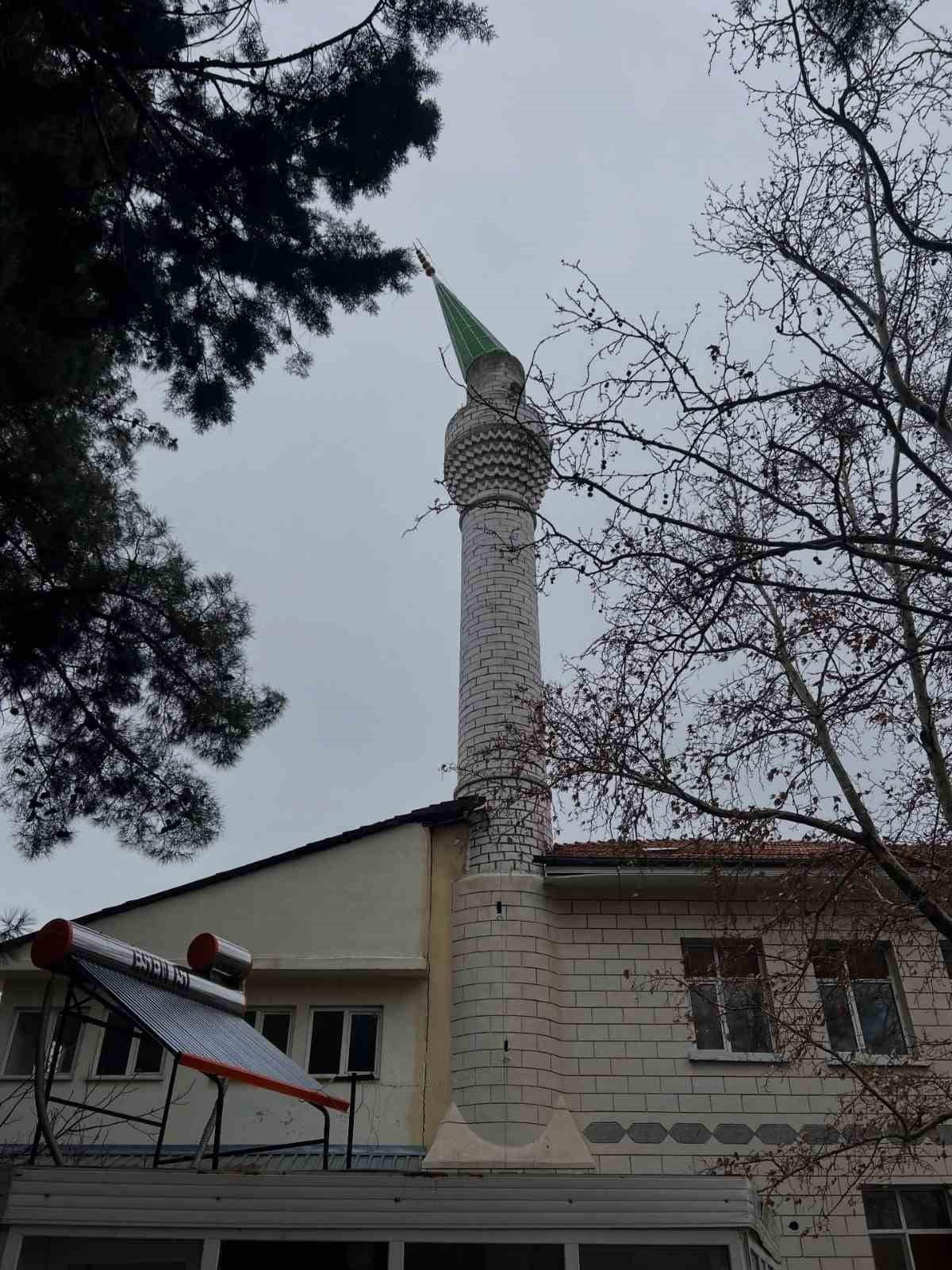 YEŞİLOVA İLÇESİNDE ŞİDDETLİ RÜZGARIN ETKİSİYLE CAMİ MİNARESİNİN KUBBESİ YERİNDEN...