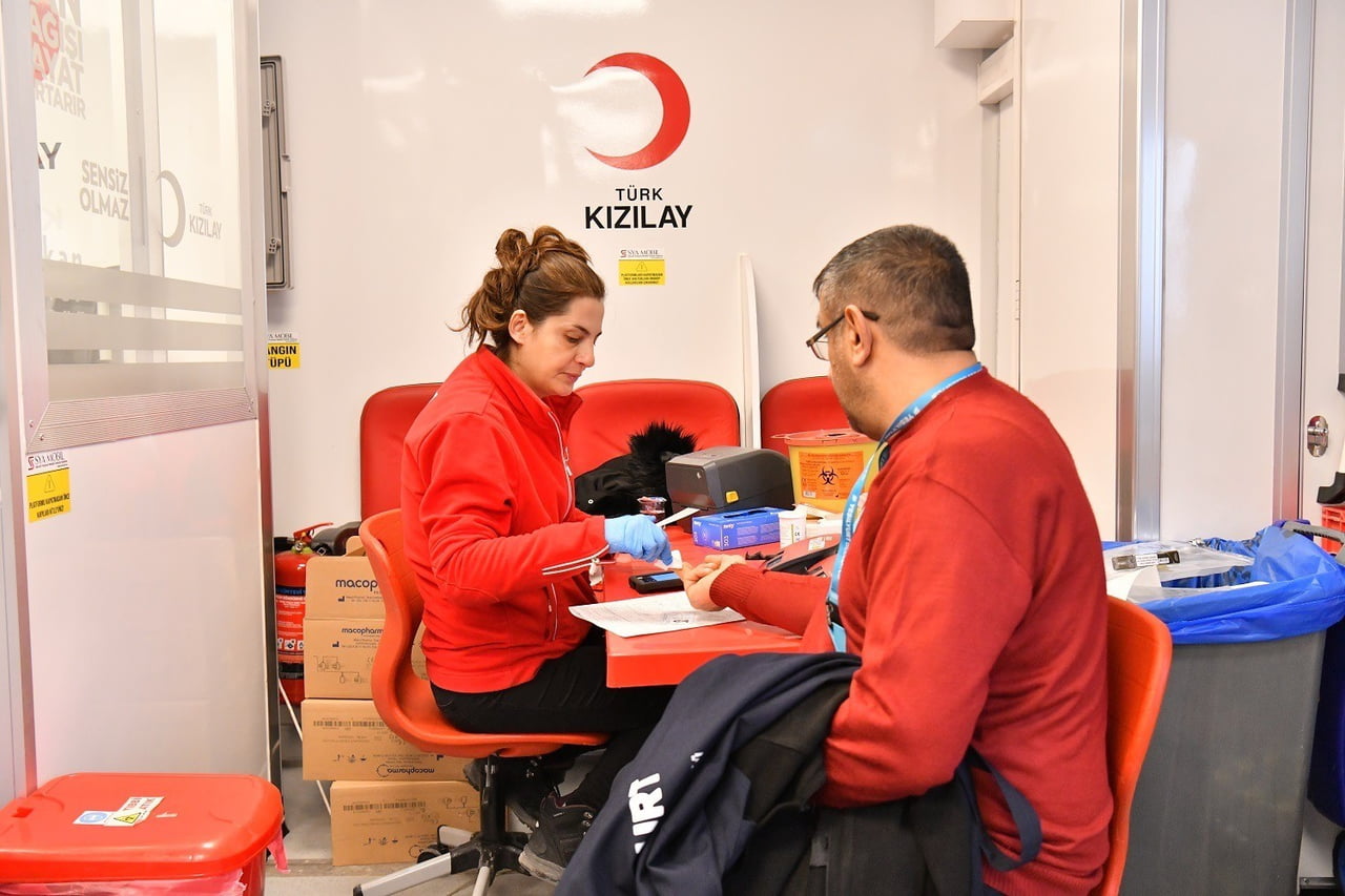 YEŞİLYURT BELEDİYESİ PERSONELİNDEN KIZILAY'A ANLAMLI DESTEK