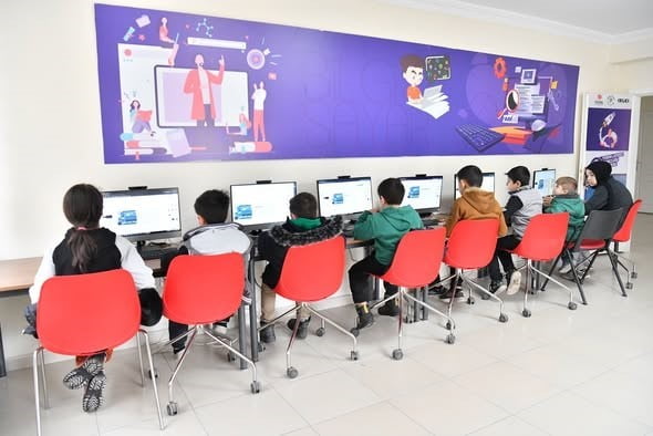 YEŞİLYURT MESLEKİ EĞİTİM VE YAŞAM MERKEZİ’NDE KURSLAR TÜM HIZIYLA SÜRÜYOR