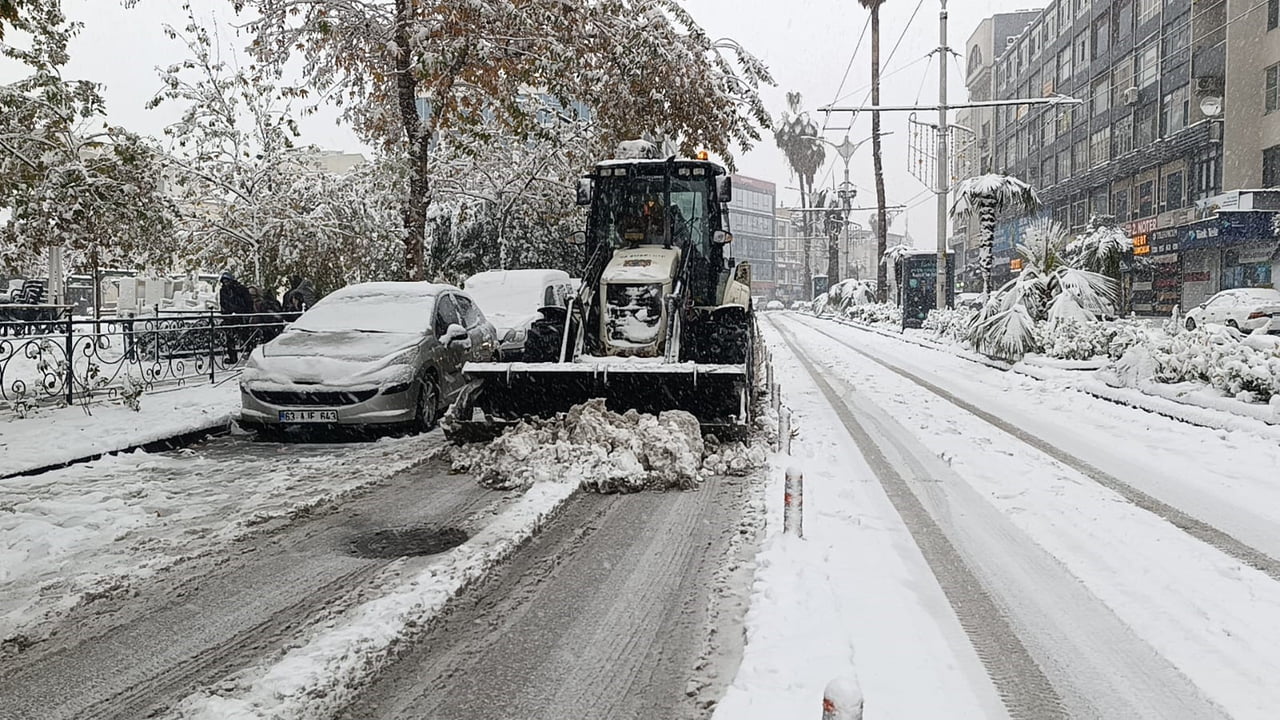 YILIN SON GÜNÜNDE ŞANLIURFA’YI ETKİSİ ALTINA ALAN YOĞUN KAR YAĞIŞI NEDENİYLE KAPANAN YOLLAR, İŞ...