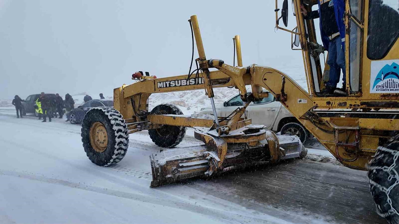 YILIN SON GÜNÜNDE ŞANLIURFA’YI ETKİSİ ALTINA ALAN YOĞUN KAR YAĞIŞI NEDENİYLE KAPANAN YOLLAR, İŞ...