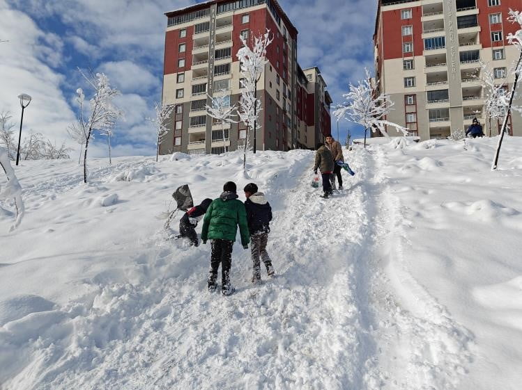YOĞUN KAR YAĞIŞI, BUZLANMA VE ÇIĞ RİSKİ NEDENİYLE MUŞ GENELİNDE 13 OCAK SALI GÜNÜ OKULLAR TATİL...