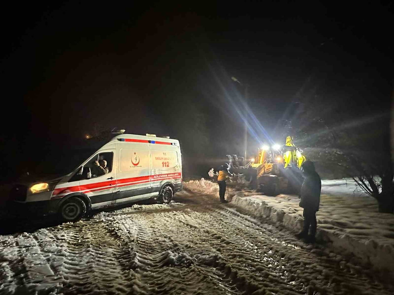 YOĞUN KAR YAĞIŞI NEDENİYLE İLERLEYEMEYEN AMBULANS, EKİPLERİN ÇALIŞMASI SONUCU BULUNDUĞU YERDEN...