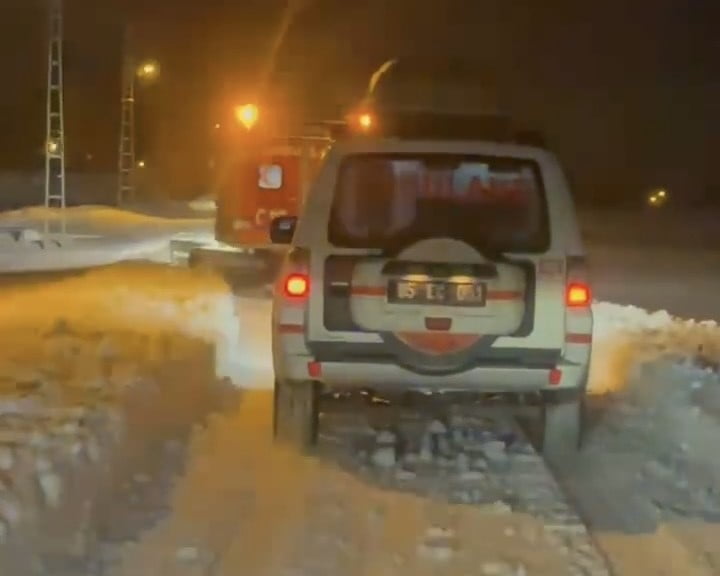 YOĞUN KAR YAĞIŞI NEDENİYLE YOLLARIN KAPANDIĞI VAN’IN ERCİŞ İLÇESİNDE, UMKE EKİPLERİ SNOWTRACKLA ÜÇ...