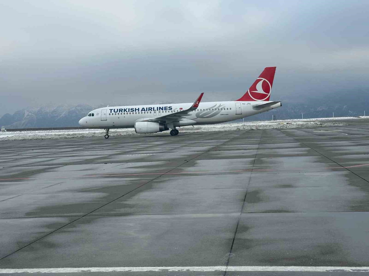 YOĞUN KAR YAĞIŞI VE OLUMSUZ HAVA ŞARTLARI NEDENİ İLE UÇUŞLARA KAPALI OLAN ŞIRNAK ŞERAFETTİN ELÇİ...