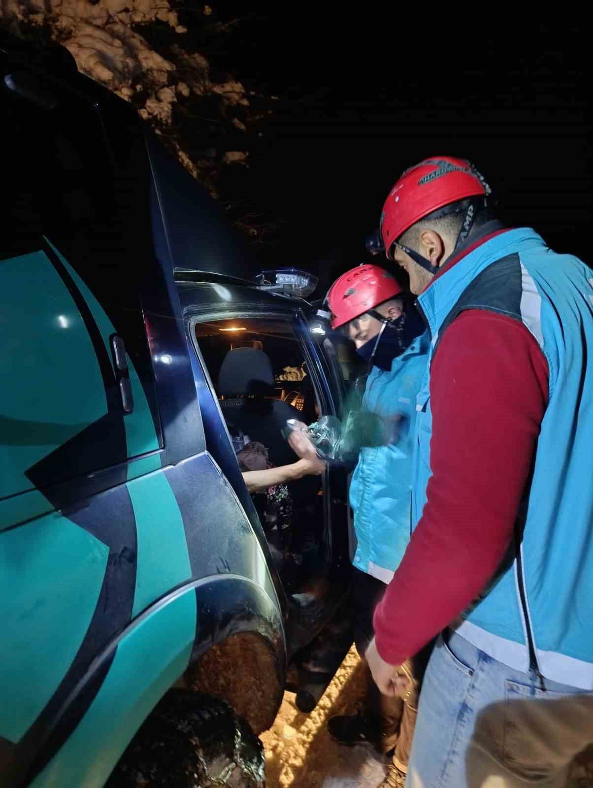 YOĞUN KAR YAĞIŞI VE ULAŞIMIN GÜÇLEŞTİĞİ BÖLGELERDE UMKE EKİPLERİ, ZORLU ŞARTLARA RAĞMEN ÜÇ AYRI...