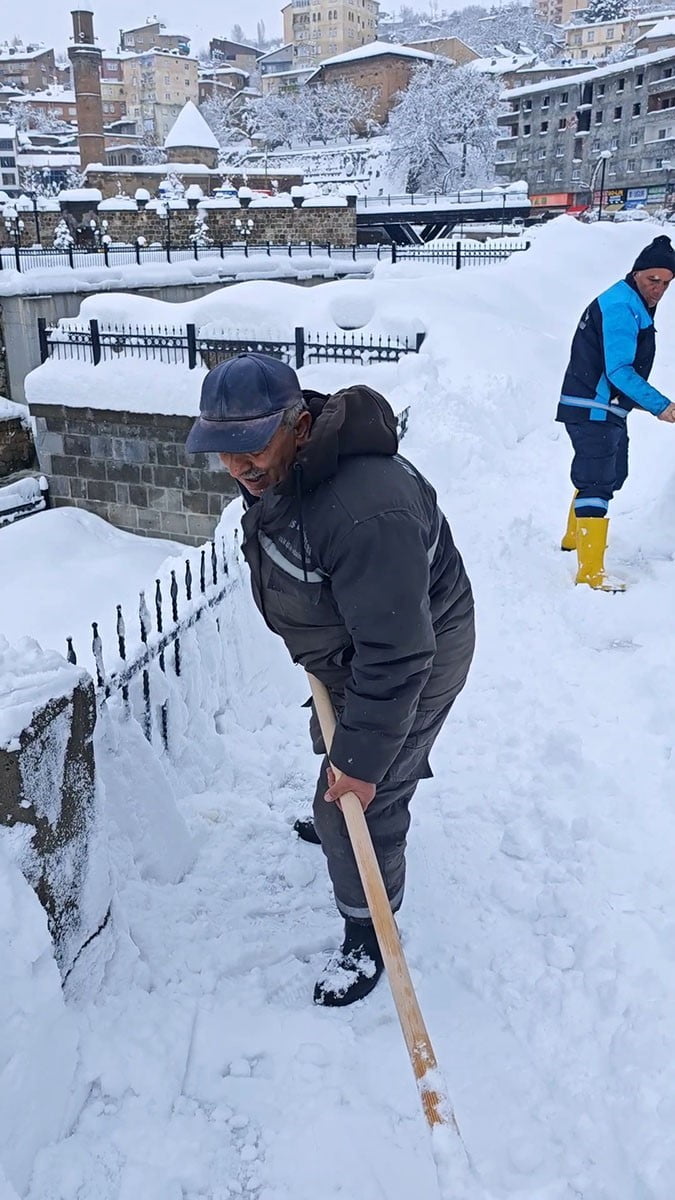 YOĞUN KAR YAĞIŞININ ETKİLİ OLDUĞU BİTLİS'TE TEMİZLİK ÇALIŞMALARI RENKLİ GÖRÜNTÜLERE SAHNE...