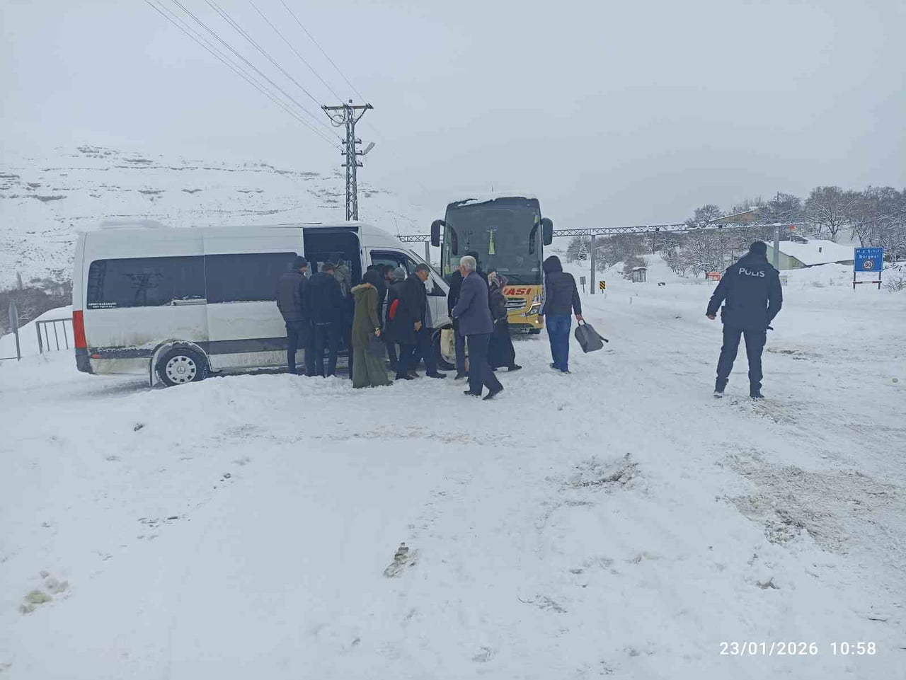 YOĞUN KAR YAĞIŞININ ETKİSİ ALTINDA OLAN SİVAS’TA MAHSUR KALAN YÜZLERCE KİŞİ, KARLA MÜCADELE...