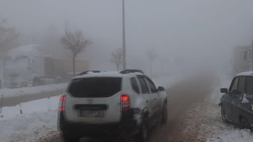 Yoğun sis Besni’yi etkisi altına aldı