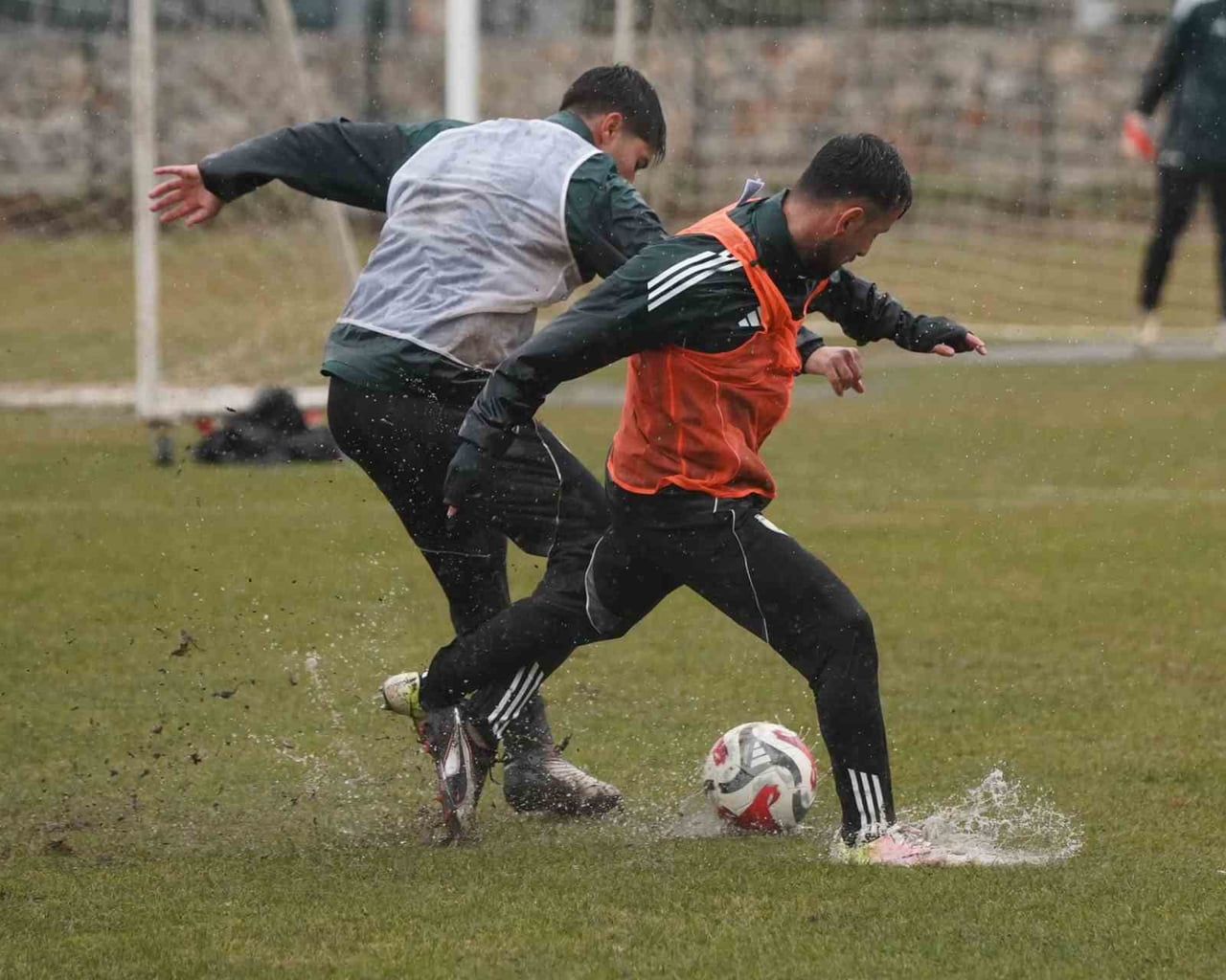 YOĞUN YAĞIŞ ALTINDA ORTAKÖY’DE BEYKOZ MAÇININ HAZIRLIKLARINI SÜRDÜREN MUĞLASPOR’DA TEKNİK DİREKTÖR...