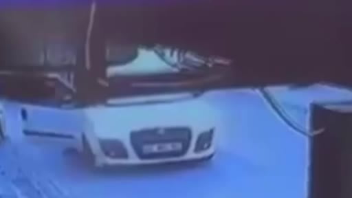 Yolda bulduğu cüzdanı cebine koyup gitti: O anlar kamerada