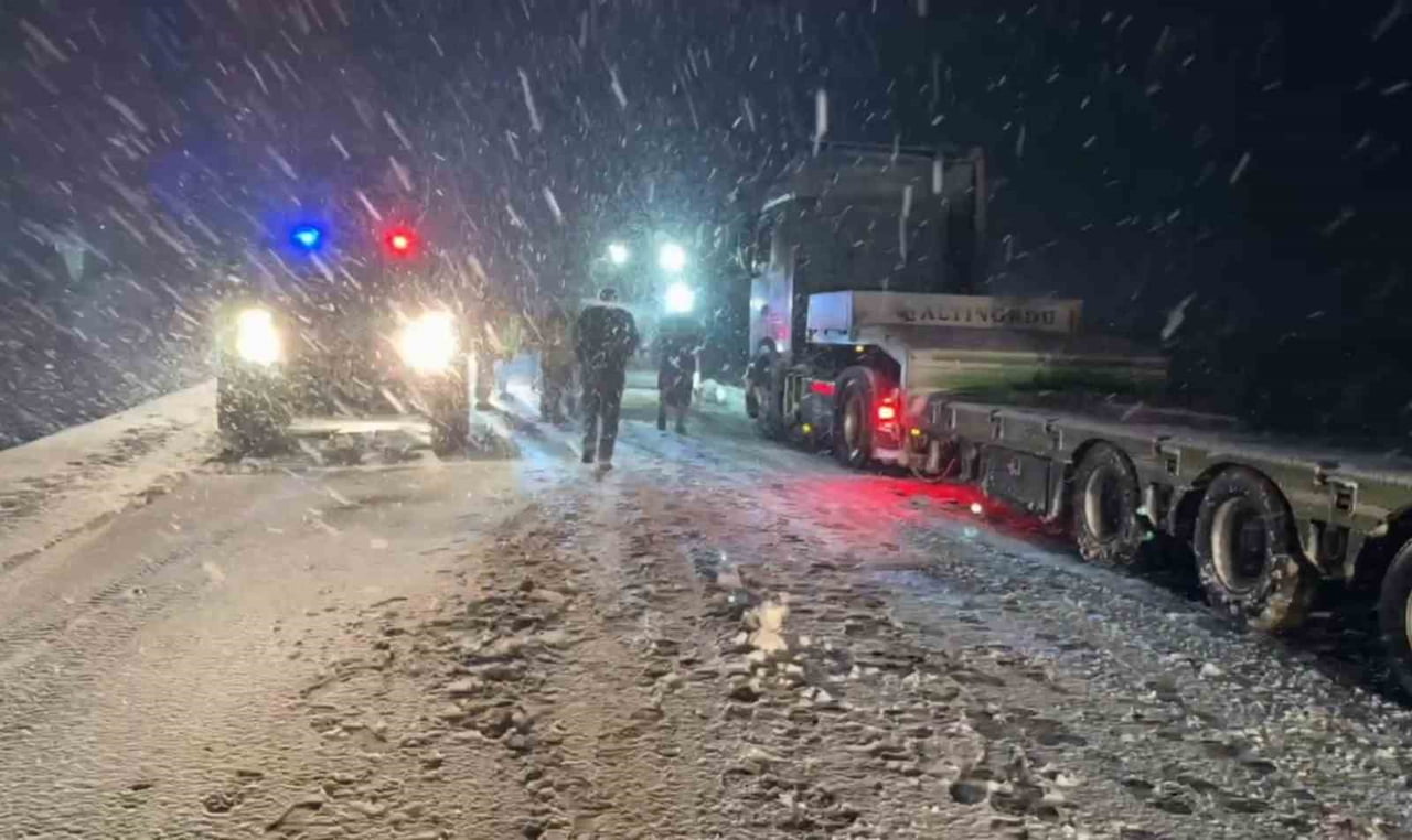 YOLDA KALANLARIN YARDIMINA POLİS VE JANDARMA YETİŞTİ