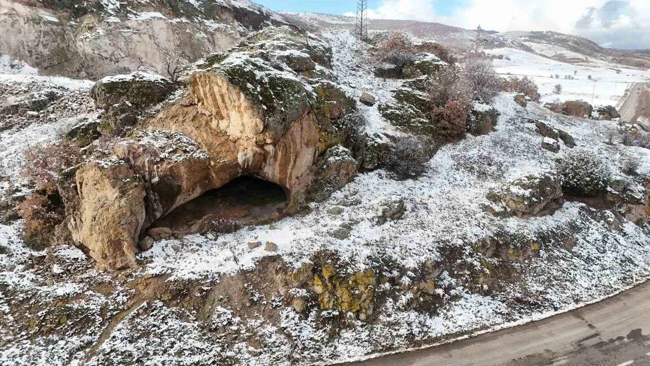 YOZGAT'IN SARAYKENT İLÇESİNDE BULUNAN KARA MAĞARA, İLÇENİN ESKİ İSMİNİ TAŞIMASIYLA...