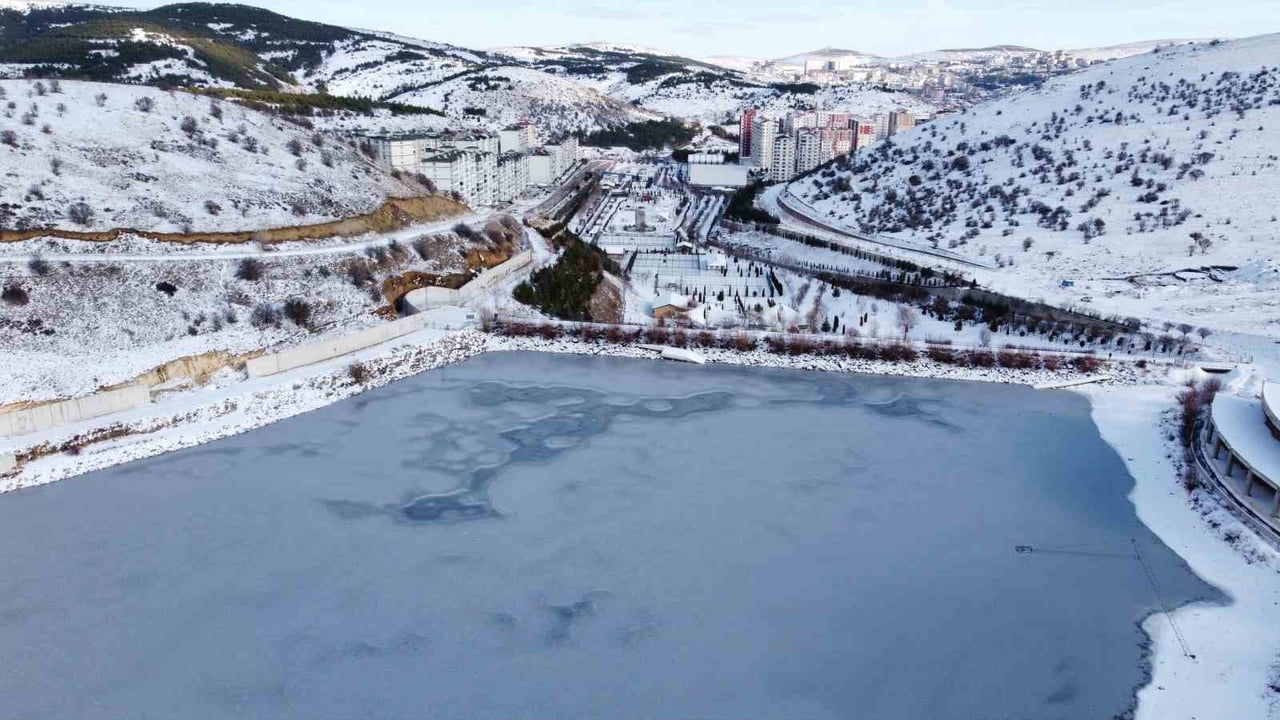 YOZGAT'TA HAVA SICAKLIĞININ SIFIRIN ALTINA DÜŞMESİYLE DONAN 3 GÖLET HAVADAN GÖRÜNTÜLENDİ.