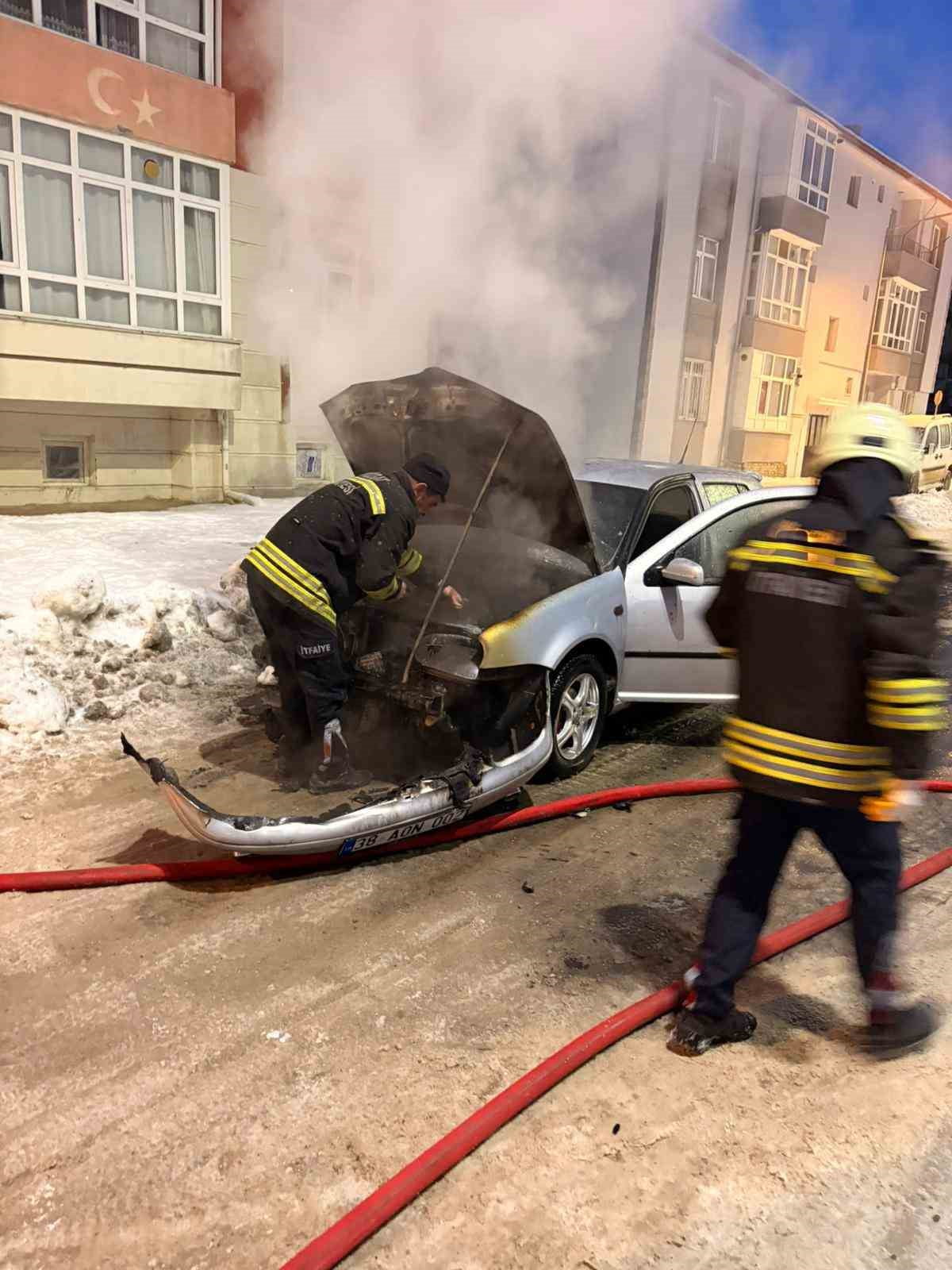 YOZGAT'TA PARK HALİNDEKİ OTOMOBİL ALEV ALEV YANDI