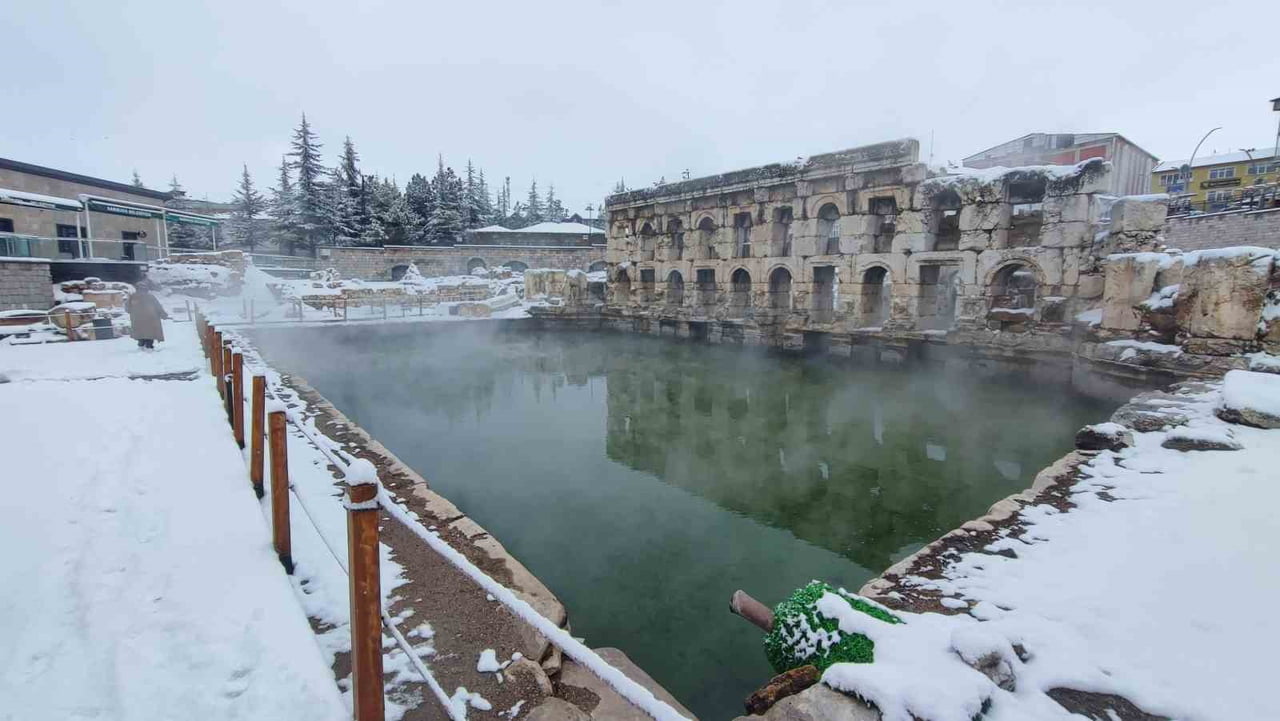 YOZGAT’IN SARIKAYA İLÇESİNDE BULUNAN 2 BİN YILLIK ROMA HAMAMI, KAR ALTINDA SICAK SUDAN YÜKSELEN...