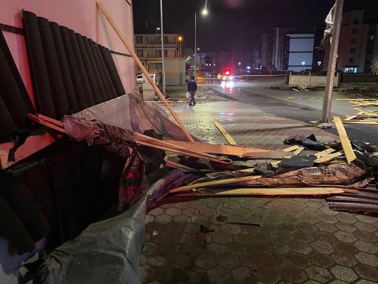 YOZGAT’TA KUVVETLİ RÜZGAR VE FIRTINA ÇATILARI YERİNDEN SÖKTÜ, TABELALAR SAVRULDU.-