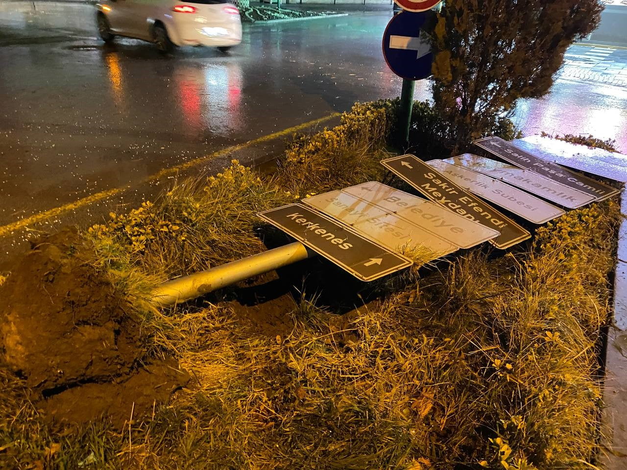 YOZGAT’TA KUVVETLİ RÜZGAR VE FIRTINA ÇATILARI YERİNDEN SÖKTÜ, TABELALAR SAVRULDU.-