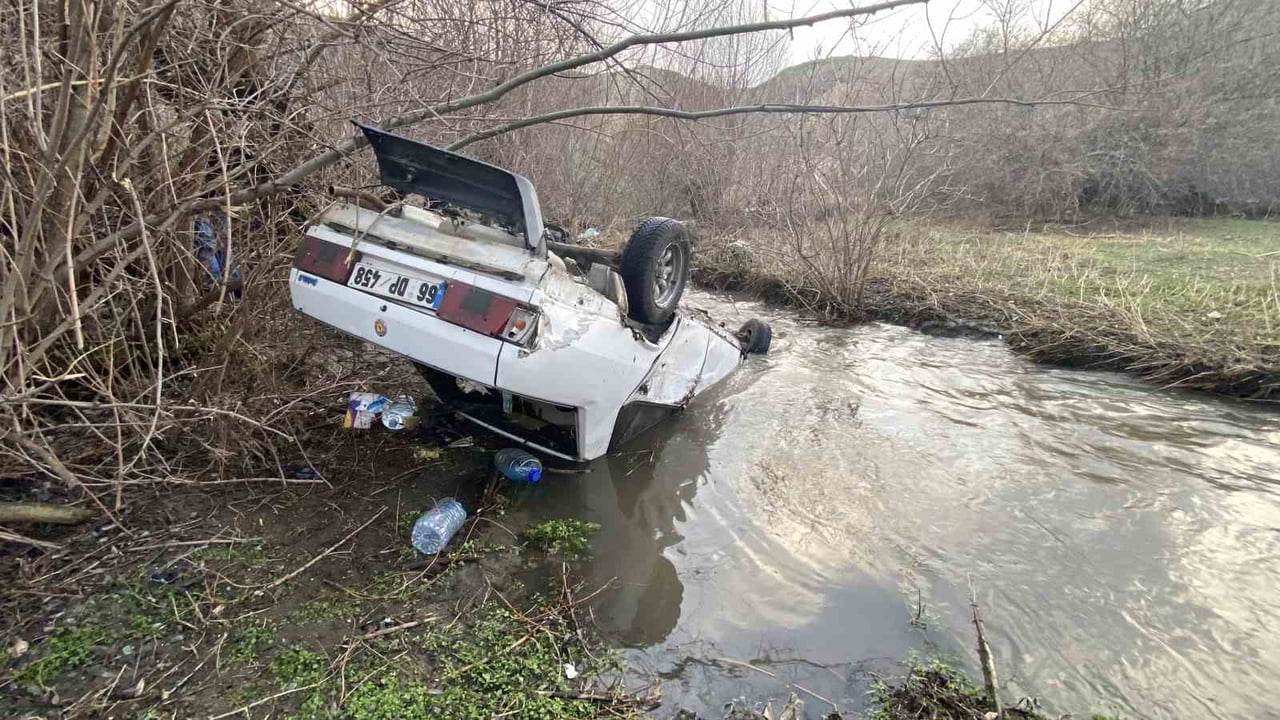 YOZGAT’TA MEYDANA GELEN KAZADA OTOMOBİL DEREYE UÇTU.-