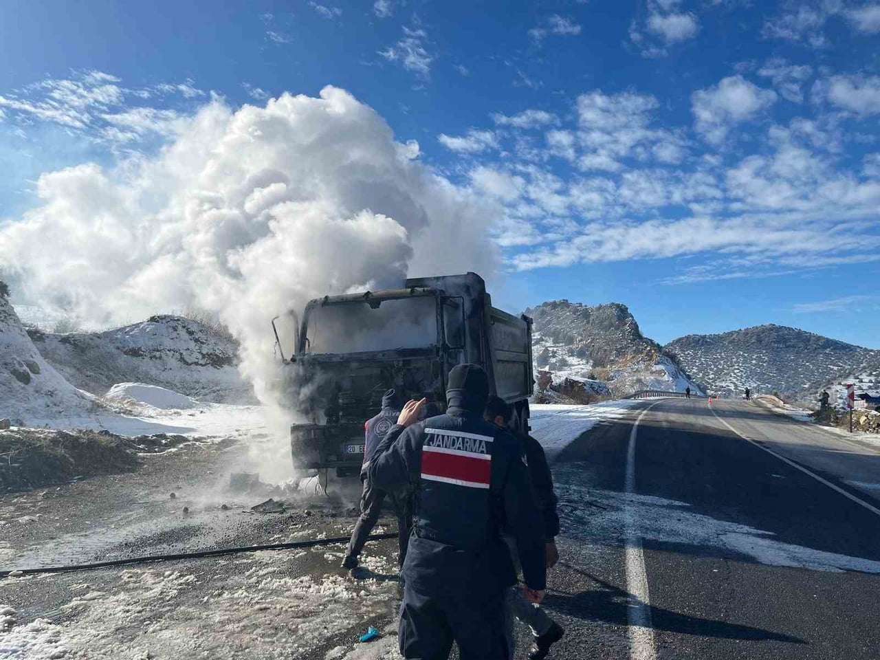 YOZGAT’TA SEYİR HALİNDEKİ BİR KAMYON YANARAK KULLANILAMAZ HALE GELDİ.
