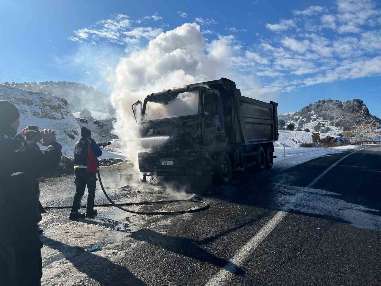 YOZGAT’TA SEYİR HALİNDEKİ BİR KAMYON YANARAK KULLANILAMAZ HALE GELDİ.