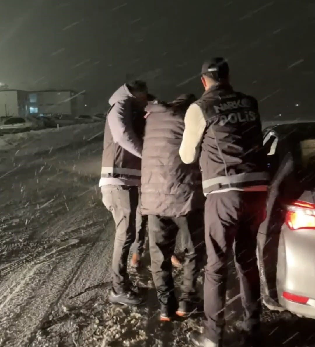 YOZGAT’TA UYUŞTURUCU MADDE TİCARETİ SUÇUNDAN KESİNLEŞMİŞ CEZASI BULUNAN ŞAHIS YAKALANDI.-