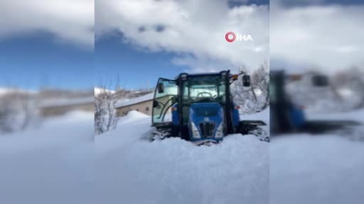 Yüksekova’da film karelerini aratmayan görüntüler: Hasta adamı kurtarmak için traktörle seferber...