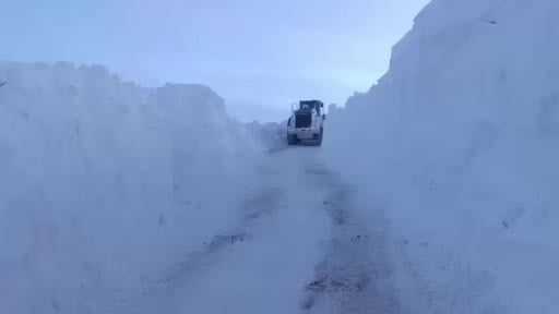 Yüksekova’da kar ile mücadele: İş makineleri boyunu aşan kar tünelleri oluştu